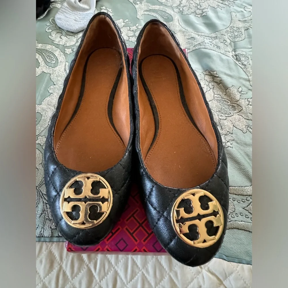 LIKE NEW TORY BURCH FLATS - Picture 1 of 9